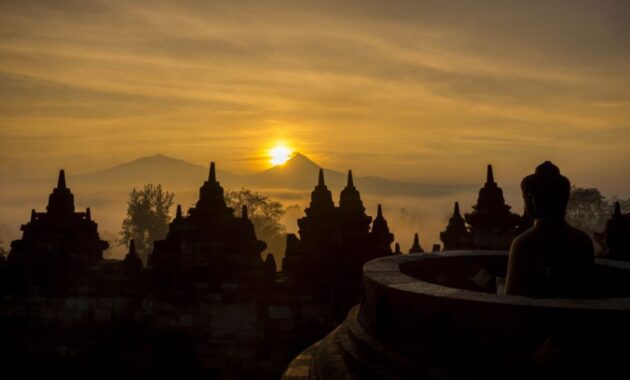 Beautiful-sunrise-in-Borobudur-Temple-Indonesia1
