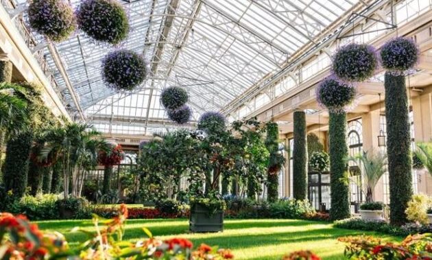 A stunning flower display at Longwood Gardens - beautiful botanical gardens USA