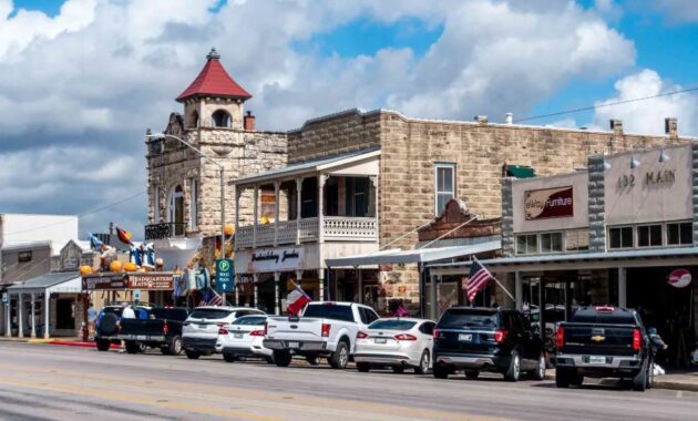 a quaint street in Fredericksburg